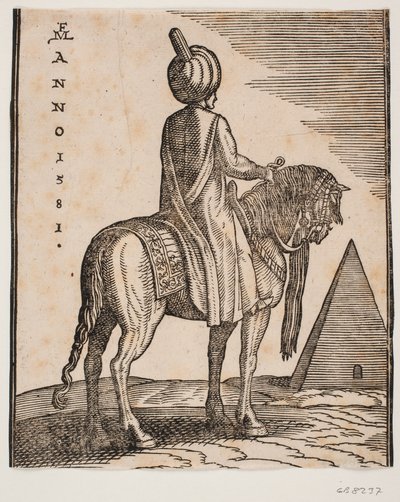 Ruiter met tulband, ongewapend, schuin van achteren gezien; rechts op de achtergrond een piramide door Melchior Lorck