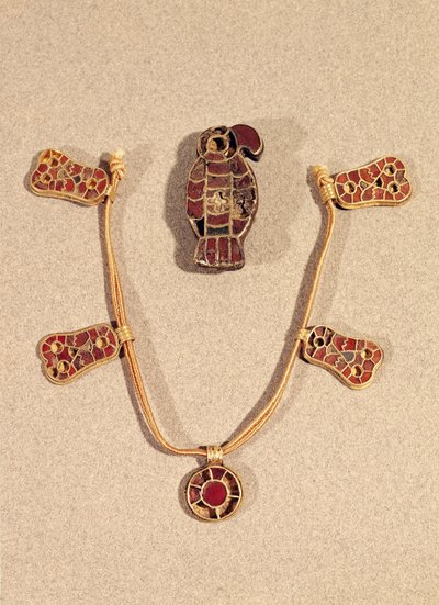 Arendvormige broche en een ketting, 4e-6e eeuw door Merovingian