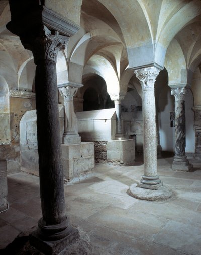 Merovingische kunst: zicht op de crypte van de abdij van Jouarre door Merovingian