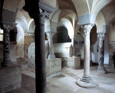 Merovingische kunst: uitzicht op de crypte van de Abdij van Jouarre. 7e eeuw na Christus door Merovingian