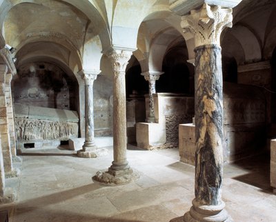 Merovingische kunst: uitzicht op de crypte van de Abdij van Jouarre door Merovingian