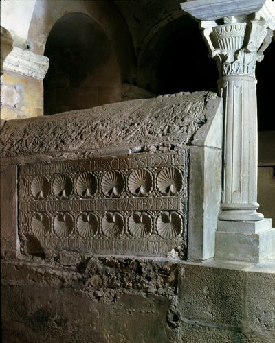 Merovingische kunst: cenotaaf van abdis Theodechilde (of Telchide) (overleden 662 n.Chr.). door Merovingian