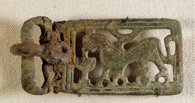Merovingische kunst: gordelgesp die een fantastisch dier voorstelt. Gallië 6e eeuw. Nationaal Museum voor Archeologie van Saint Germain en Laye door Merovingian Merovingian
