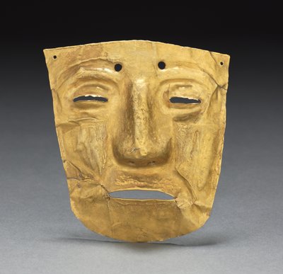 Maskerornament, c. 700-1550 (gehamerd en gesneden goud) door Mesoamerican Mesoamerican