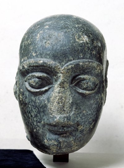Hoofd van een man, bekend als Gudea met geschoren hoofd, uit Telloh (Oud Girsu) Neo-Sumerisch, c.2120 v.Chr. door Mesopotamian