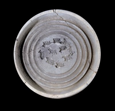 Mesopotamië: terracotta beker met dieren door Mesopotamian