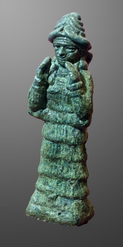 Bronzen beeldje van beschermgodin LAMA, Mesopotamië c.2035-1794 v.Chr. door Mesopotamian Mesopotamian