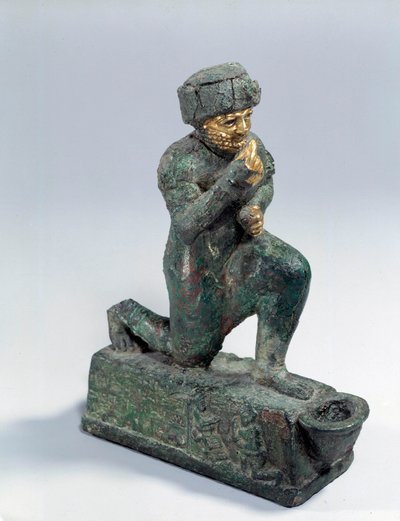 Mesopotamië: Beeldje in zilver, brons en goud van knielende aanbidder, ex-voto opgedragen aan de god Amurru voor het leven van Hammurabi. 1800 v.Chr. Uit de Larsa-site door Mesopotamian Mesopotamian