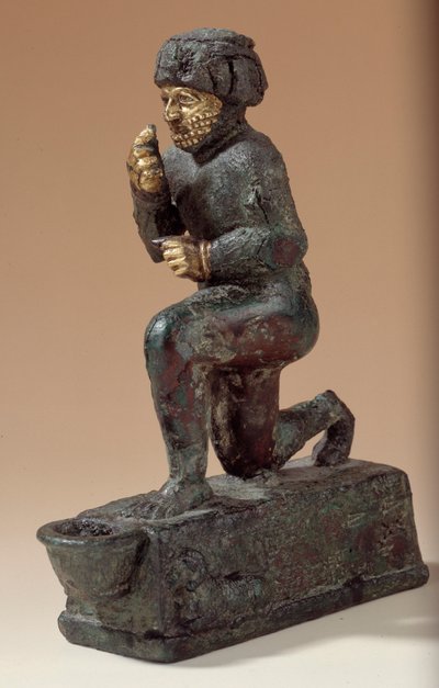 Mesopotamië: Statuette in zilver, brons en goud van knielende aanbidder, ex-voto opgedragen aan de god Amurru voor het leven van Hammurabi. 1800 v.Chr. Van de Larsa-site. Parijs, Louvre Museum door Mesopotamian Mesopotamian