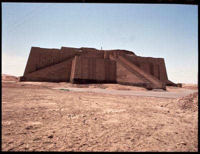 Uitzicht op de gereconstrueerde ziggurat, 2050 v.Chr. door Mesopotamian Mesopotamian