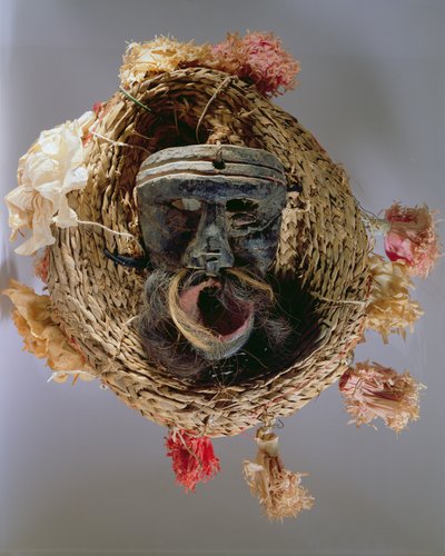 Kostuummasker voor de viering van het Mexicaanse jaarlijkse festival van Guelaguetza (hout, gevlochten stro & papier) door Mexican School