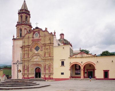 Gevel van de Franciscaner Missiekerk van Sint-Jacobus in Jalpan, 1751-58 door Mexican School