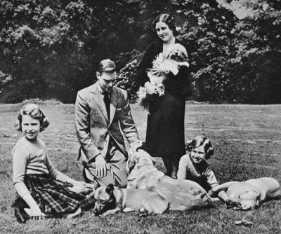 Koninklijke familie als een gelukkige groep hondenliefhebbers, 1937 door Michael Chance