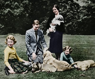 Koninklijke familie als een gelukkige groep hondenliefhebbers, 1937 door Michael Chance