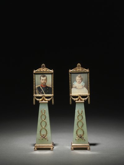 Ingelijste miniaturen: Portret van Tsaar Nicolaas II en Portret van Groothertogin Olga, firma van Peter Carl Fabergé door Michael Evlampievich Perkhin