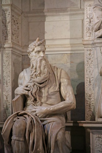 (detail) Mozes van het graf van Julius II, 1515 door Michelangelo Buonarroti