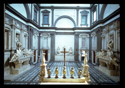 Uitzicht op het interieur ontworpen door Michelangelo Buonarroti (1475-1564) met de Medici graven van Lorenzo, Hertog van Urbino (1492-1519) (l) en Giuliano, Hertog van Nemours (1479-1516) (r), 1520-24 en 1530 door Michelangelo Buonarroti