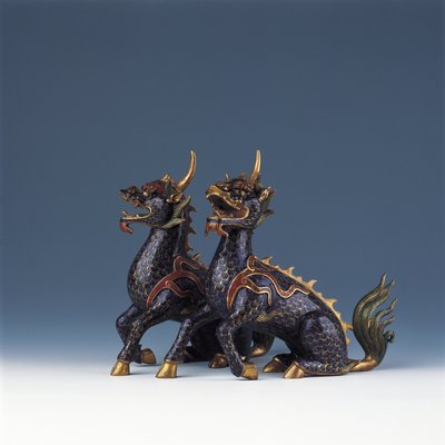 Een paar zittende qilin door Ming Dynasty   Wanli Period Chinese School