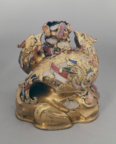 Chinese vergulde koperen wijnvat in de vorm van feniksen op een rots door Ming Dynasty Chinese School