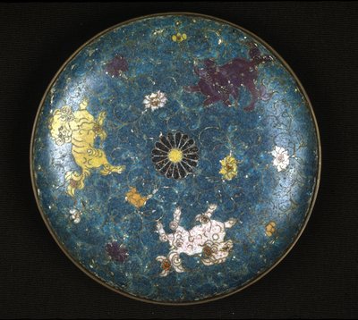 Bord in koper en cloisonné-email, Ming-periode (1368 - 1644) door Ming Dynasty Chinese School