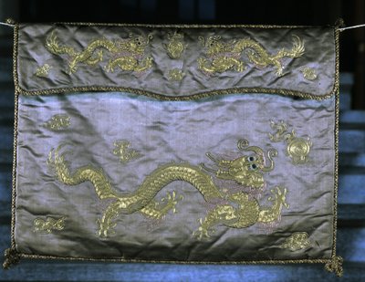 Zijde stof met gouden motieven die draken uitbeelden, Ming-periode door Ming Dynasty Chinese School