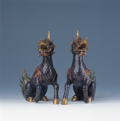 Een paar zittende qilin door Ming Dynasty   Wanli Period Chinese School