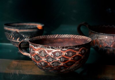 Minoïsche kunst: keramische beker van de Kamares (Kreta) periode protopalatiale (2100 tot 1650 v.Chr.), uit Knossos. Heraklion, Archeologisch Museum door Minoan
