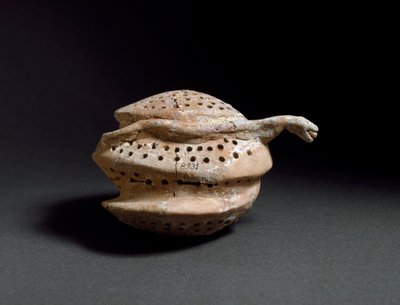 Egeïsche kunst: keramische vaas in de vorm van een honingraat en slang door Minoan