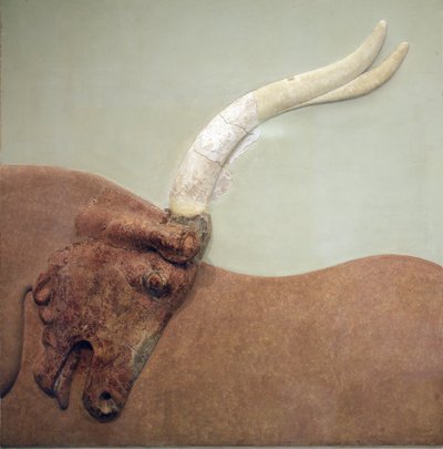 Minoïsche kunst. Fragment van een pleisterreliëffresco dat een gejaagde stier toont. Van het Minoïsche paleis in Knossos. 1600 - 1450 v.Chr. Archeologisch museum, Heraklion, Kreta door Minoan