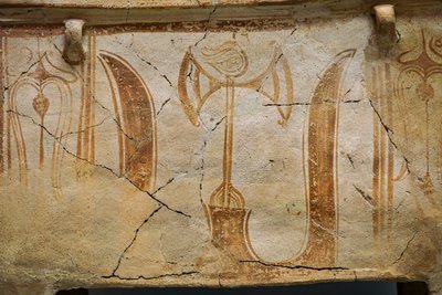 Minoïsche kist larnax versierd met horens van consecratie door Minoan