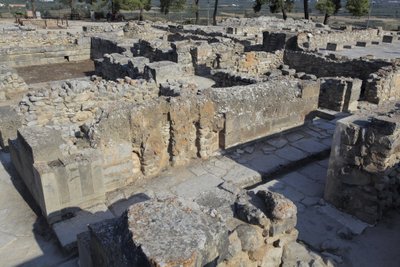 Minoïsch archeologisch terrein van Phaistos. Noordoostelijk complex. Complex van vier kamers direct grenzend aan het oude paleis. Deze kamers werden gebruikt om waardevolle rituele vaten op te slaan. De beroemde 