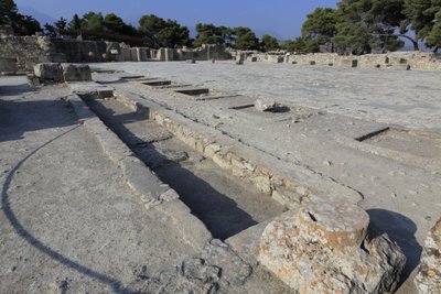 Minoïsche archeologische site van Phaistos. Algemeen overzicht van de centrale binnenplaats vanaf de heiligdommen van de westelijke vleugel. De centrale binnenplaats is een basis architectonisch element van het Minoïsche paleis. Het is een kern waar de ver door Minoan