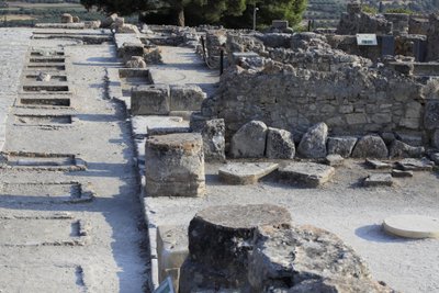 Minoïsche archeologische site van Phaistos. Algemeen zicht op de heiligdommen van de westelijke vleugel langs de centrale binnenplaats vanuit de noordelijke vleugel. Er waren twee soorten heiligdommen: 