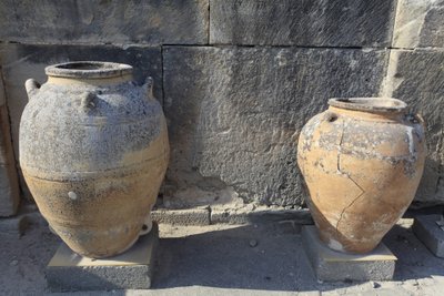 Minoïsch archeologisch terrein van Phaistos. Grote pithoi (opslagkruik), gevonden bij de centrale binnenplaats. Kreta door Minoan