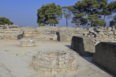 Minoïsche archeologische site van Phaistos. Deel van het Noordoost Complex. Complex van vier kamers direct grenzend aan het oude paleis. Deze kamers werden gebruikt om waardevolle rituele vaten op te slaan. De beroemde 