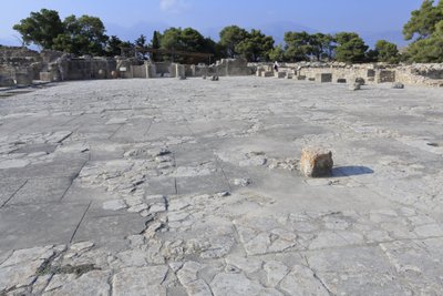 Minoïsch archeologisch terrein van Phaistos. De centrale binnenplaats, een basis architectonisch element van het Minoïsche paleis. Het is een kern waar de verschillende vleugels omheen zijn geplaatst. Deze centrale binnenplaats werd gebouwd in de tijd van  door Minoan