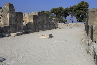 Minoïsche archeologische site van Phaistos. De westelijke magazijnen. Groot complex van de paleisopslagruimtes. Het bestaat uit de voorhal, de gang van de opslagruimtes en de opslagruimtes zelf. Aan weerszijden van de gang waren 11 magazijnen waarin de goe door Minoan
