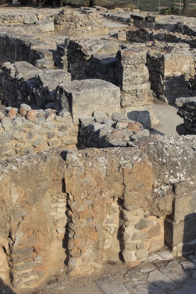 Minoïsch archeologisch terrein van Phaistos. Zicht op het Noordoost Complex. door Minoan