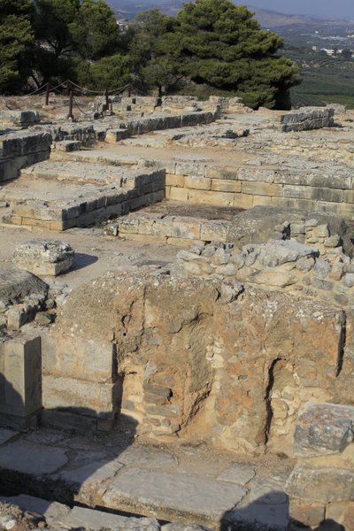 Minoïsche archeologische site van Phaistos. Uitzicht over het Noordoost Complex. Complex van vier kamers direct grenzend aan het oude paleis. Deze kamers werden gebruikt om waardevolle rituele vaten op te slaan. De beroemde 