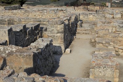 Minoïsche archeologische site van Phaistos. Uitzicht over het Noordoost Complex. Complex van vier kamers direct grenzend aan het oude paleis. Deze kamers werden gebruikt om waardevolle rituele vaten op te slaan. De beroemde 