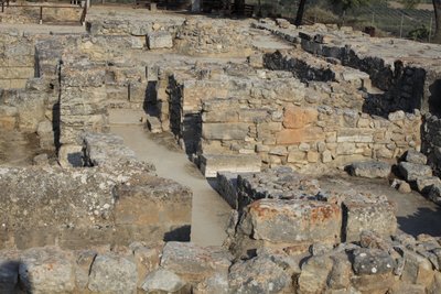 Minoïsche archeologische site van Phaistos. Uitzicht over het Noordoostelijke Complex. Complex van vier kamers direct grenzend aan het oude paleis. Deze kamers werden gebruikt om waardevolle rituele vaten op te slaan. De beroemde 