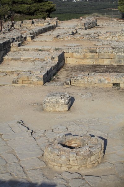 Minoïsche archeologische site van Phaistos. Uitzicht over het Noordoostelijke Complex. Complex van vier kamers direct grenzend aan het oude paleis. Deze kamers werden gebruikt om waardevolle rituele vaten op te slaan. De beroemde 