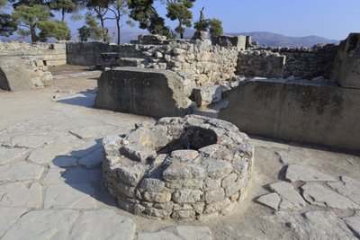 Minoïsch archeologisch terrein van Phaistos. Deel van het noordoostelijke complex. Complex van vier kamers direct grenzend aan het oude paleis. Deze kamers werden gebruikt om waardevolle rituele vaten op te slaan. De beroemde 
