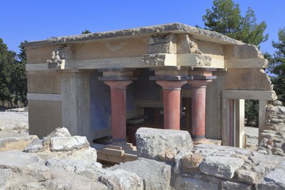 Minoïsch archeologisch terrein van Knossos. Noordelijke lustrale bassins. Noordelijke ingang van het paleis. Volgens A. Evans werd dit gebouw gebruikt bij zuiveringsceremonies en daarom noemde hij deze plaats 