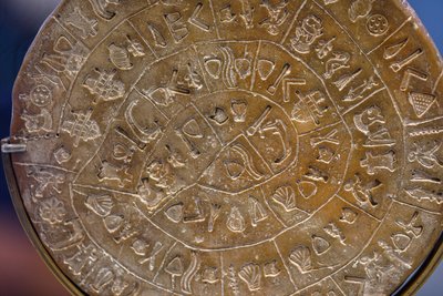 Phaistos-schijf. Symbolische tekens gerangschikt in een spiraal (A-kant), vroege 17e eeuw v.Chr. door Minoan