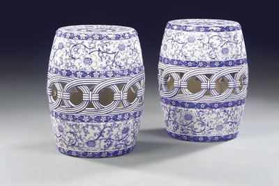 Een paar blauw-witte tuinstoelen, c.1860 door Mintons Ltd