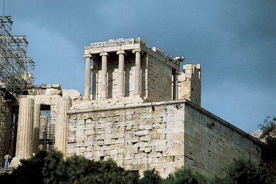 Tempel van Athena Nike, ontworpen door Mnesicles en Calicrates in de 5e eeuw v.Chr., Akropolis van Athene, Griekenland door Mnesikles Mnesikles