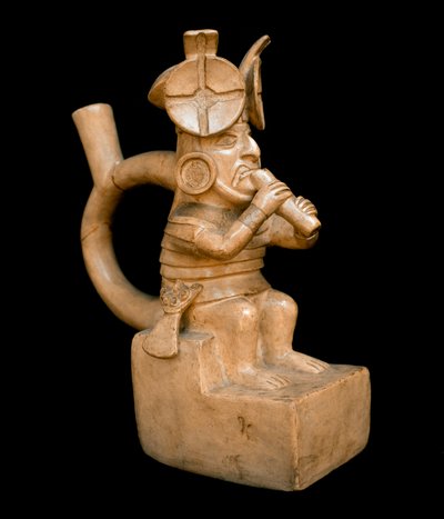 Precolumbiaanse kunst, mochica beschaving: antropomorfe terracotta vaas die een personage voorstelt dat de Quena, fluit van de Andes, bespeelt. 200 v.Chr.-700 n.Chr. door Moche Moche