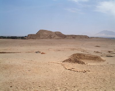 Uitzicht op de Mochicaanse bakstenen tempel door Moche Moche