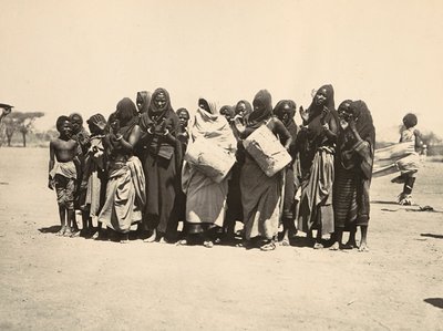 Het bouwen van een rijk in het fascistische tijdperk: kleurrijke groep moslimvrouwen, 09/05/1936 door Modestino Baldinetti